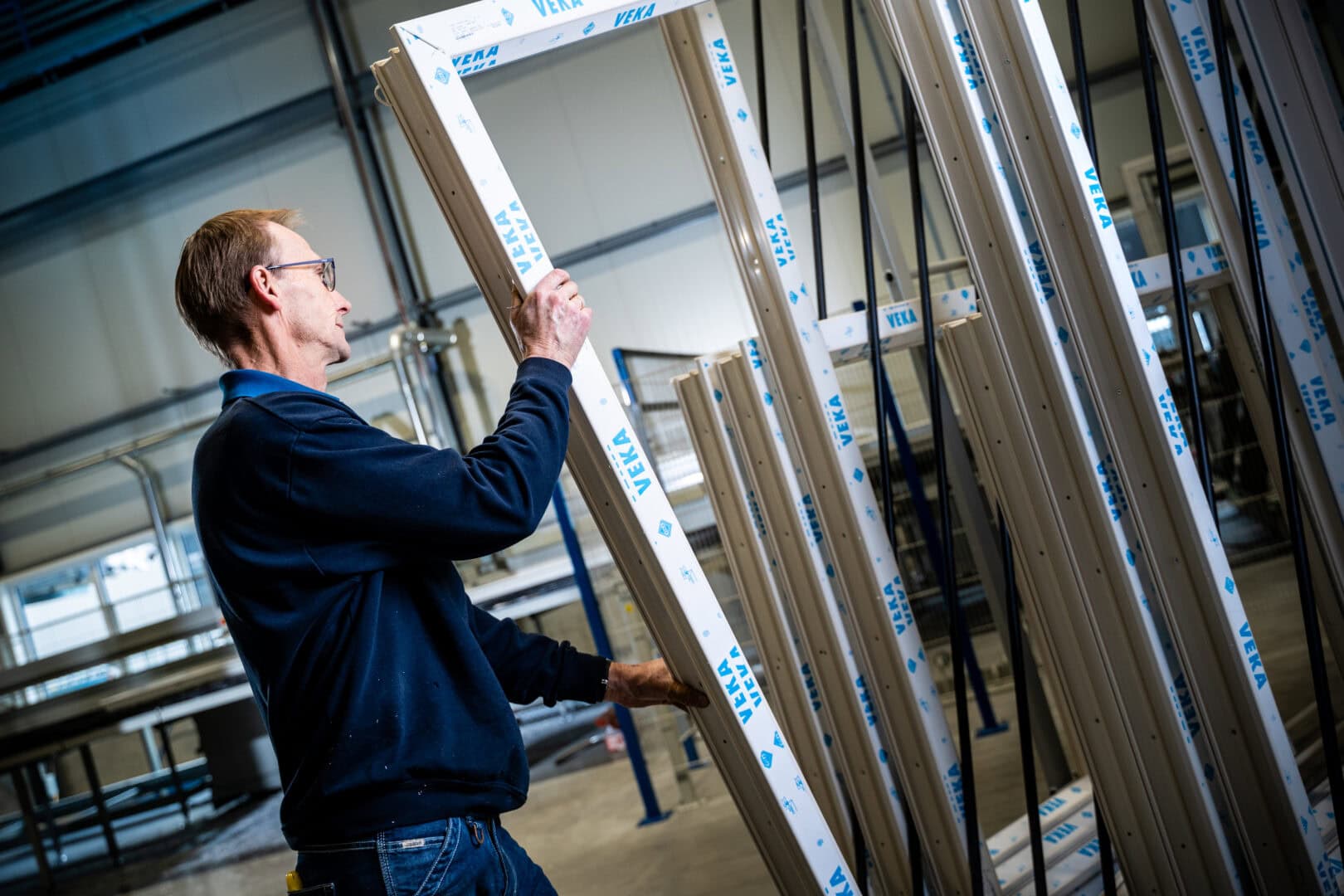 Kunststof kozijn wordt in stelling gezet in de fabriek van Serku in Haaksbergen