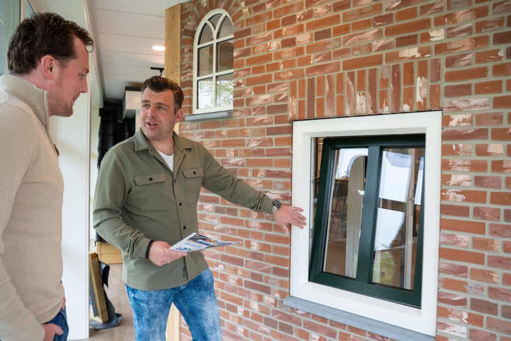 Michel Vonder legt als verkoper uit aan een klant in de showroom van Serku aan de Greune 6
