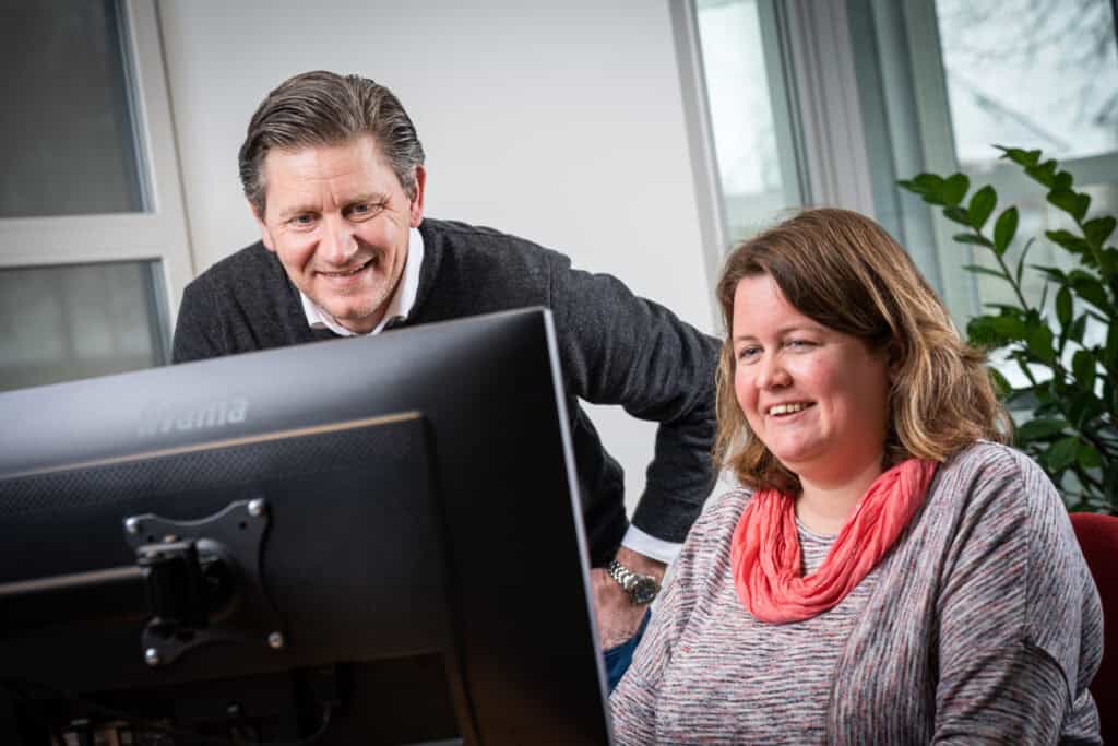 Collega's overleggen over de service afdeling van Serku